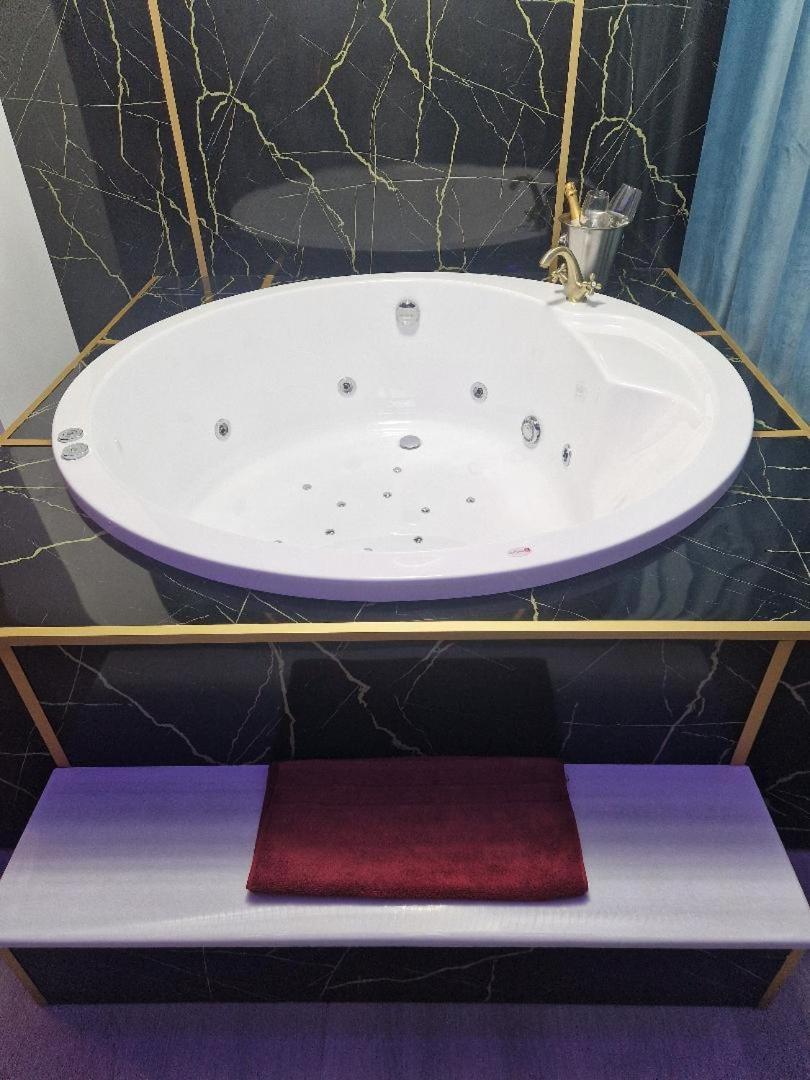 Afi Discret Jacuzzi Apartment Bucharest Exterior photo